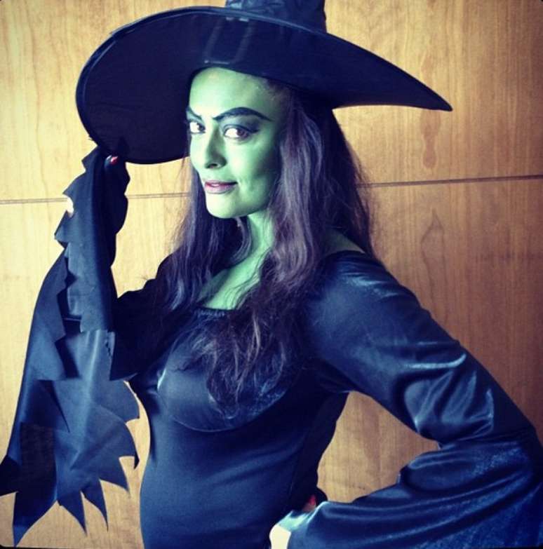 <p>A atriz Juliana Paes exibiu a barriguinha de gr&aacute;vida ao postar uma foto da fantasia de Carnaval no Instagram</p>