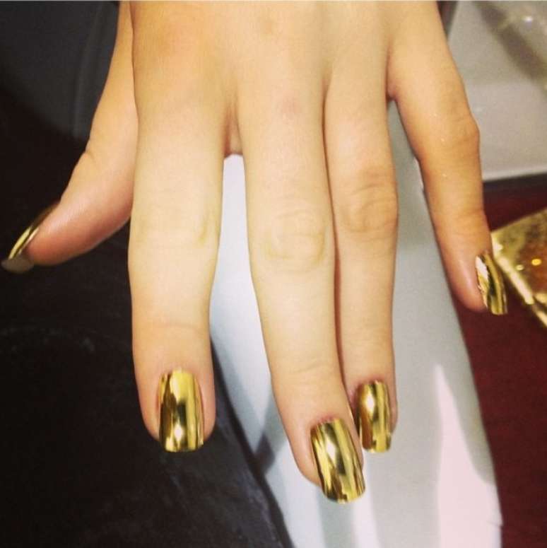 <p>A apresentadora ana Hickmann coloriu as unhas de dourado para desfilar pela Vai Vai no Carnaval 2013 de São Paulo</p>