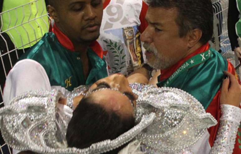 <p>Graciella Carvalho desmaia após passar mal em desfile da X9 Paulistana</p>
