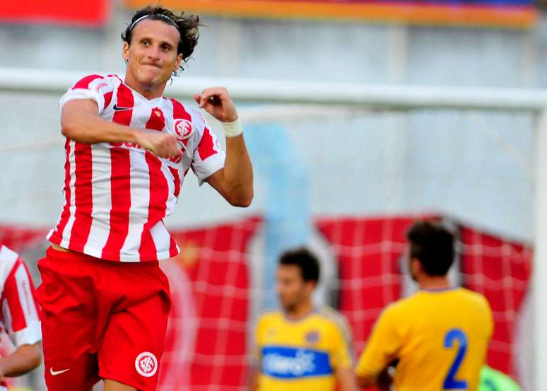 <p>Em boa fase, Forlán conseguiu fazer gols no treino</p>