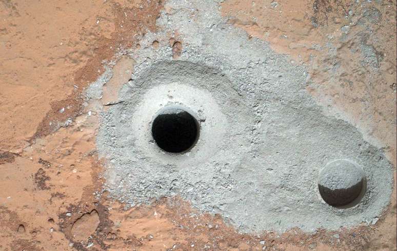 Imagem cedida pela Nasa exibe buraco feito pelo Curiosity em Marte