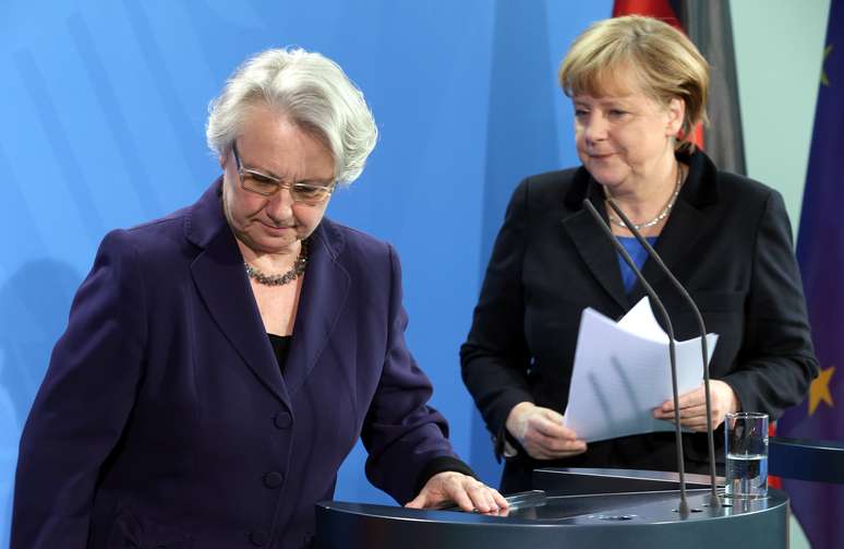 Em pronunciamento acompanhado por Merkel, Annette Schavan renunciou ao cargo neste sábado, em Berlim