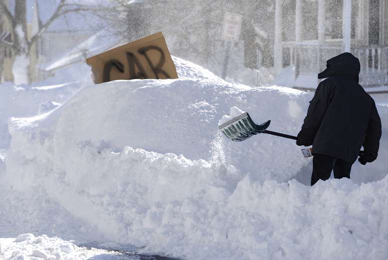 Morador de Windsor Locks, Connecticut, colocou uma placa sobre o seu carro para indicar que o veículo estava sob a neve