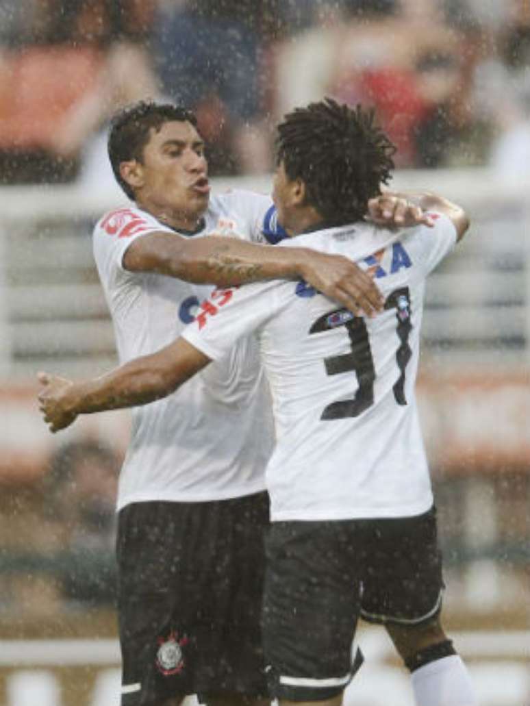 <p>Paulinho e Romarinho comemoram o gol do empate</p>