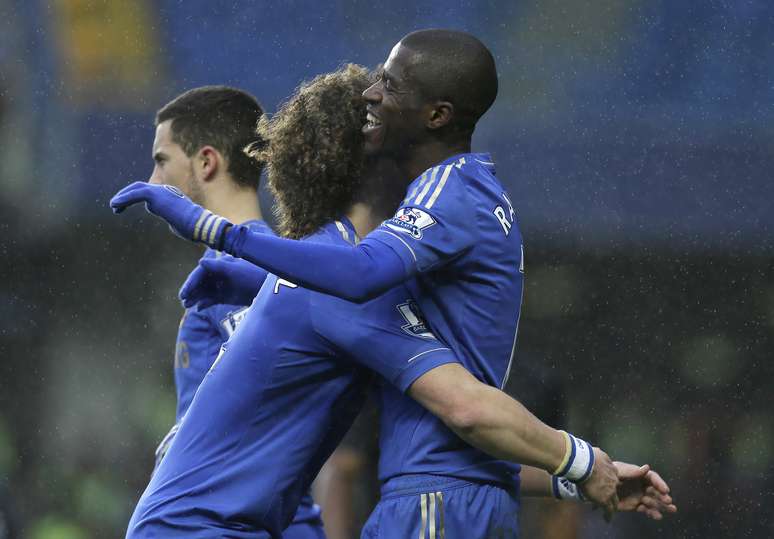 <p>Ramires comemora com David Luiz na vitória do Chelsea neste sábado</p>