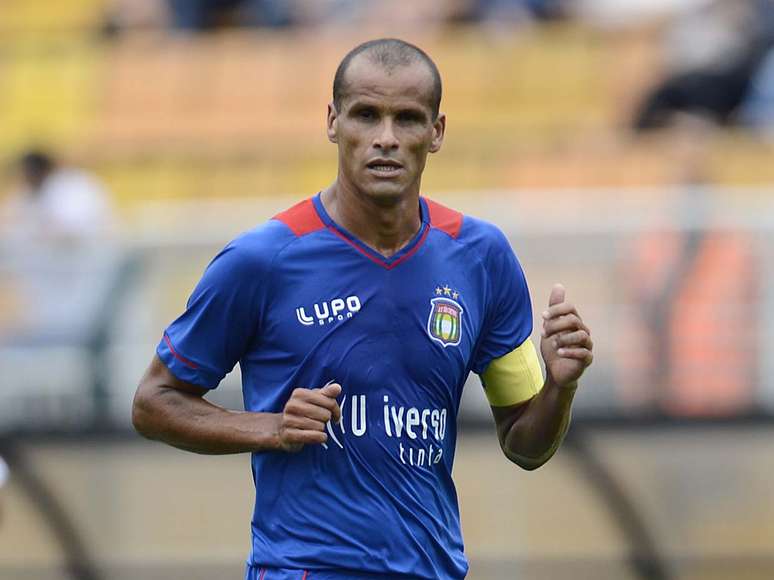 <p>Rivaldo teve passagem discreta pela equipe do São Caetano, principalmente por conta do excesso de lesões sofridas</p>