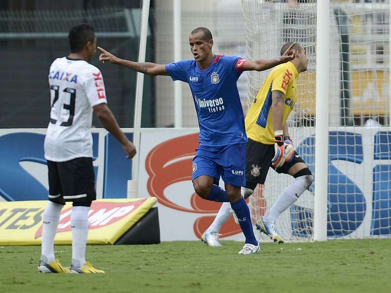 Rivaldo manda beijos depois de marcar em sua estreia pelo São Caetano, contra o Corinthians, no Pacaembu