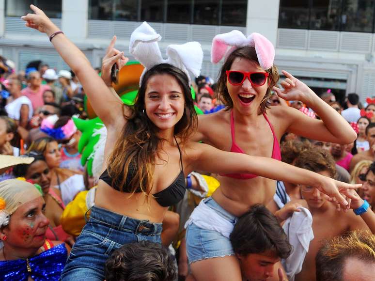 <p>Jovens festejam o Carnaval com o bloco Banda de Ipanema, no Rio</p>
