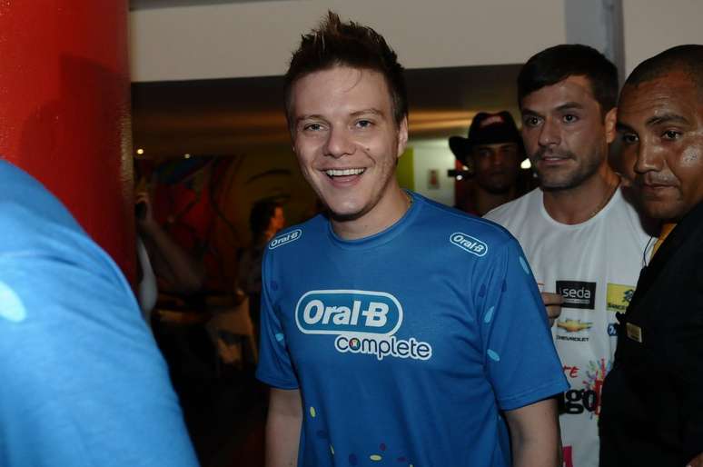 Michel Tel&oacute; cantou no camarote da revista Contigo na sexta-feira (8)