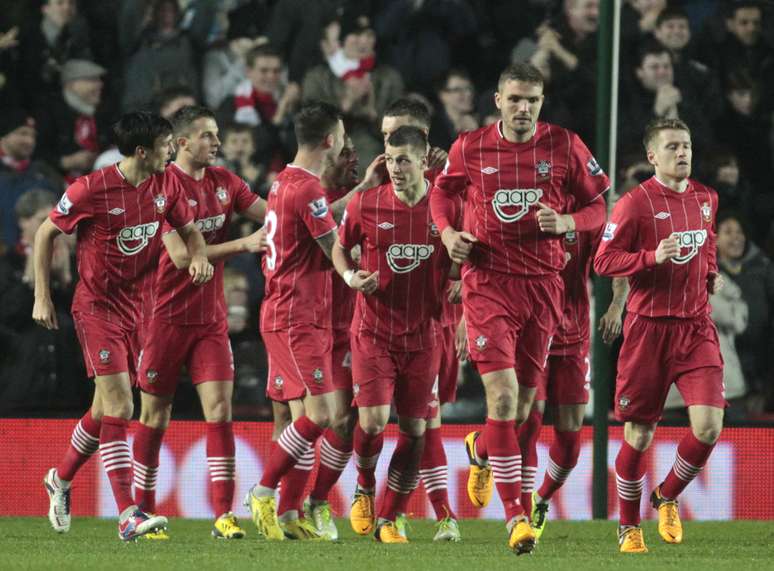 Jogadores do Southampton celebram grande resultado na luta contra o rebaixamento