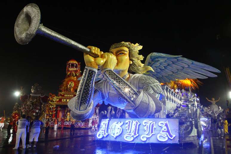 <p>A escola homenageou o sambista João Nogueira. O abre-alas trouxe um grande anjo tocando trombeta na frente e a viúva de João, Angela, como destaque da alegoria</p>