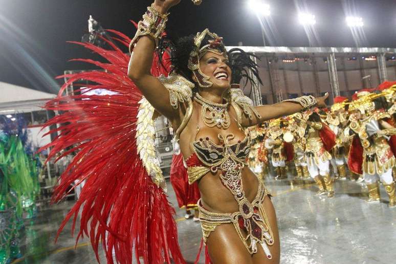 A escola de Simone apresenta a história do dragão no sambódromo do Anhembi