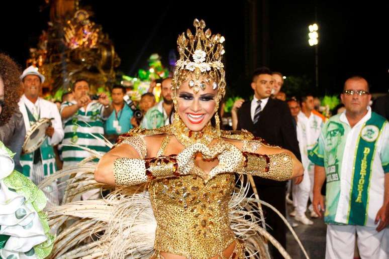 Vivi Araújo faz um símbolo de coração com as mãos