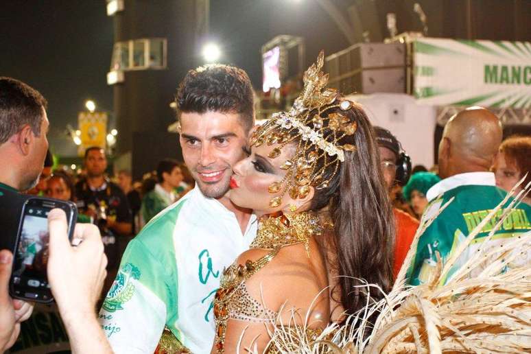 Ela tirou fotos com f&atilde;s antes de come&ccedil;ar o desfile