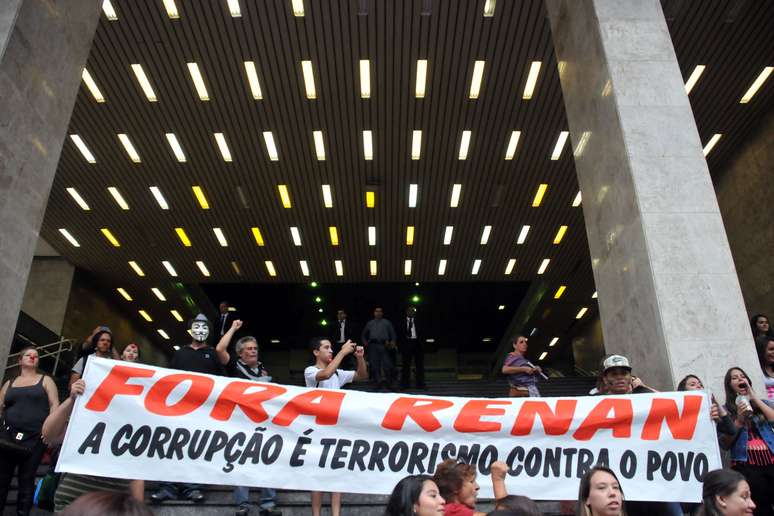 <p>"A corrupção terrorismo contra o povo", diz cartaz durante protesto contra o senador Renan Calheiros</p>