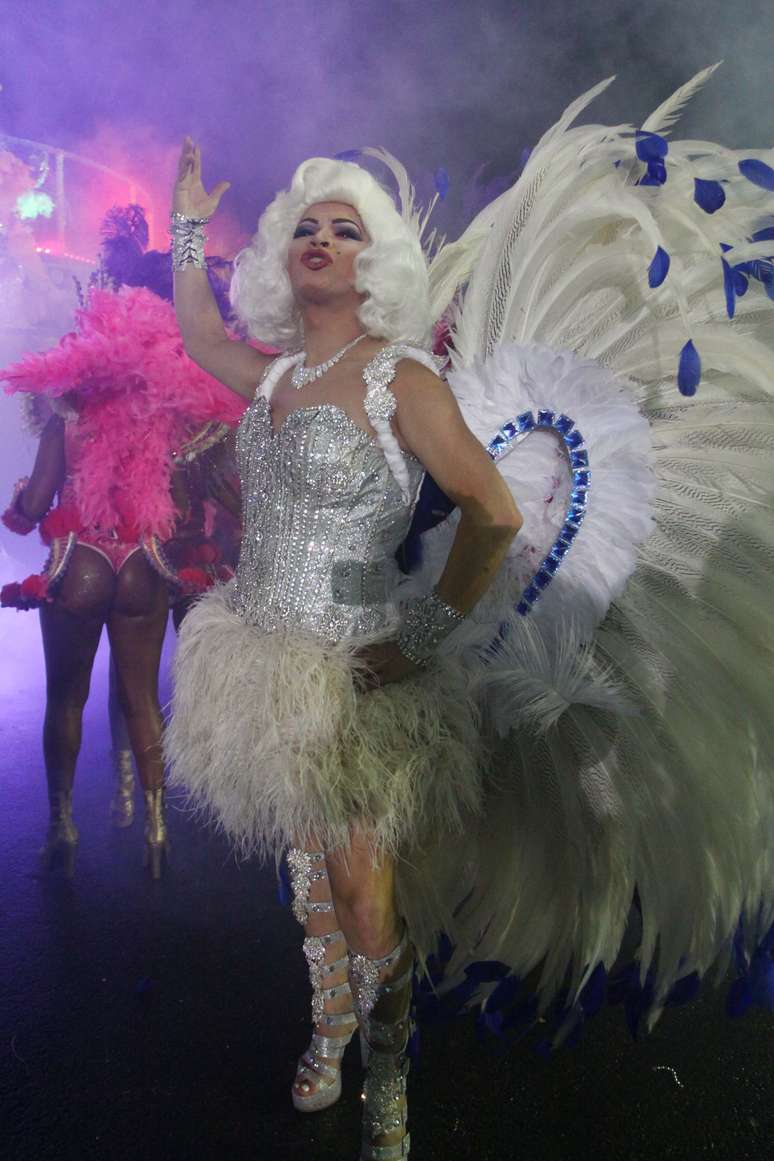 A drag queen Salete Campari desfilou pela Rosas de Ouro no chão, em frente a um carro que representava a Parada Gay