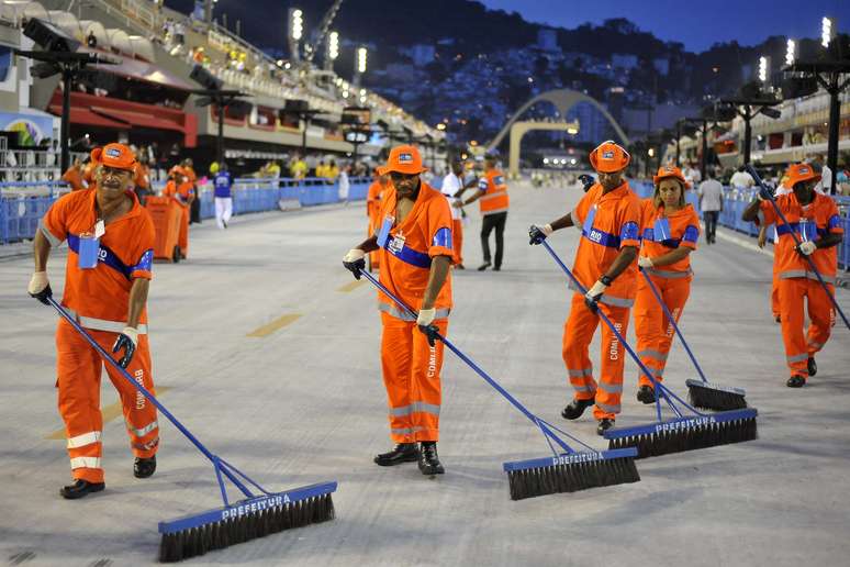 <p>Garis limpam a Sapuca&iacute; antes da abertura dos desfiles do Carnaval 2013</p>