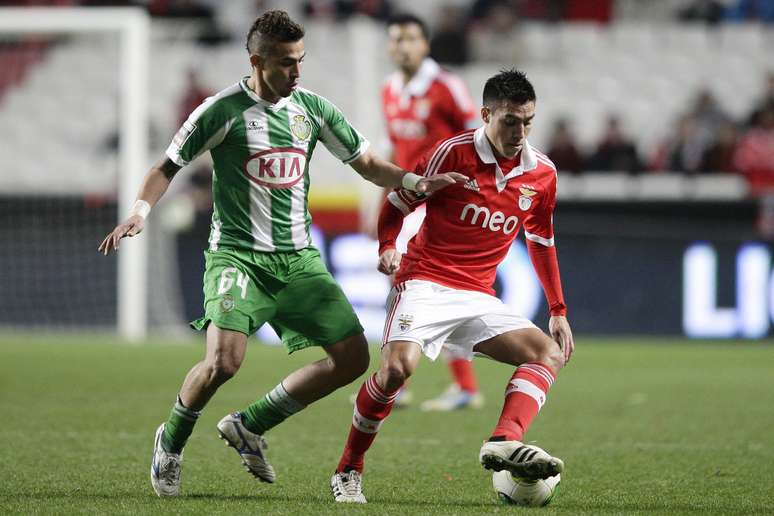 Gaitán, do Benfica, protege a bola em dia de empate ruim para as aspirações de título