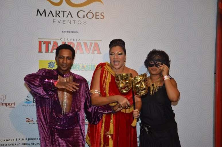 Marta G&oacute;es (centro) e a atriz global T&acirc;nia Toko se desentenderam em camarote  durante a folia em Salvador