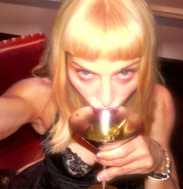 Rainha do pop em momento de estreia no Instagram, brindando sua entrada na rede social com os f&atilde;s: sa&uacute;de, filhos da p***, ela escreveu