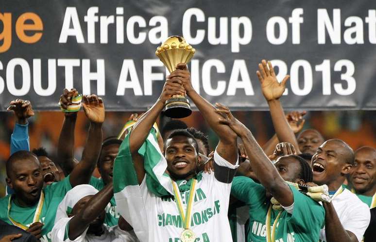 Jogadores da Nigéria comemoram título da Copa Africana de Nações, após vencerem Burkina Fasso na final do campeonato, em Johanesburgo, na África do Sul, neste domingo. 10/02/2013