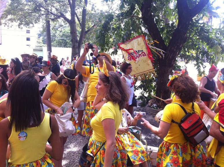 Foliões curtem a festa no bloco Cacete de Agulha em Belo Horizonte. O bloco, cujo nome foi inspirado em um vídeo do YouTube, reúne cerca de 500 pessoas nas ruas do bairro Santa Efigênia