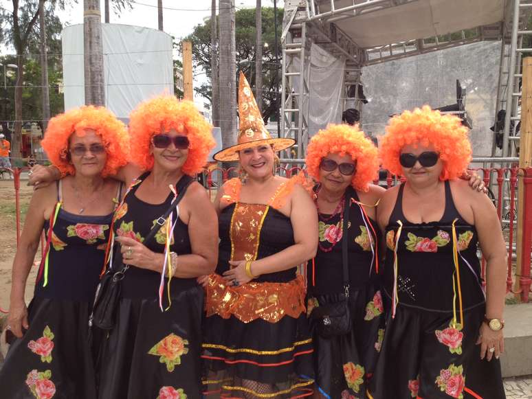 Bruxas estilizadas, crian&ccedil;ada e Super-Fam&iacute;lia marcam domingo de Carnaval no Recife