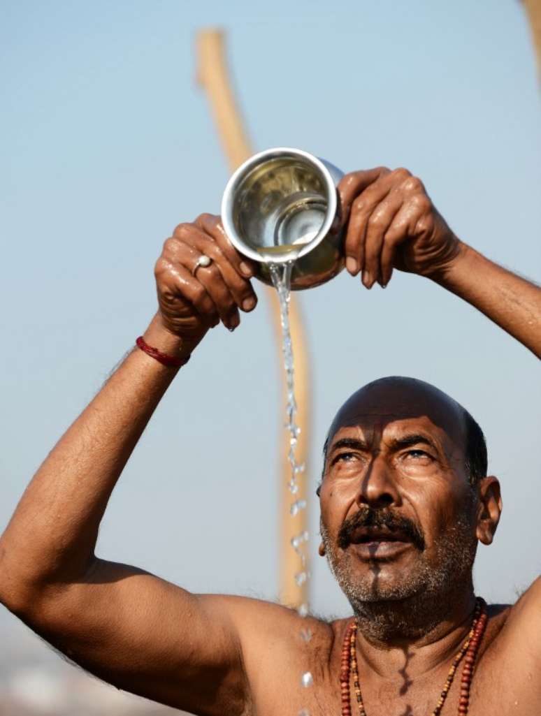 Hindu celebra o Kumbh Mela no rio Ganges, em Allahabad