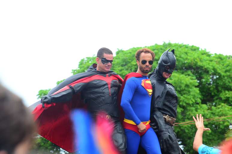 Junto com outros personagens da Liga da Justiça, homem fantasiado de Super Homem foi apelidado pelos foliões de Super Nando Reis por ser parecido com o cantor