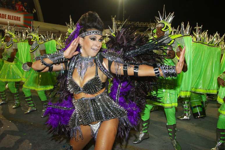 <p>Aline Oliveira, rainha de bateria da Mocidade Alegre, usou uma fantasia com spikes</p>