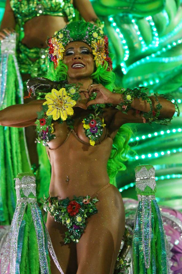 Ex-BBB Fabiana Teixeira, a Mama, encarnou papel de Eva em desfile