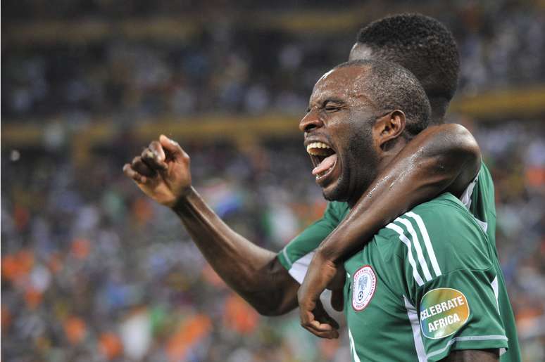 Sunday Mba, autor do único gol do jogo, celebra o lance que significaria o título da Copa Africana de Nações para a Nigéria contra Burkina Faso