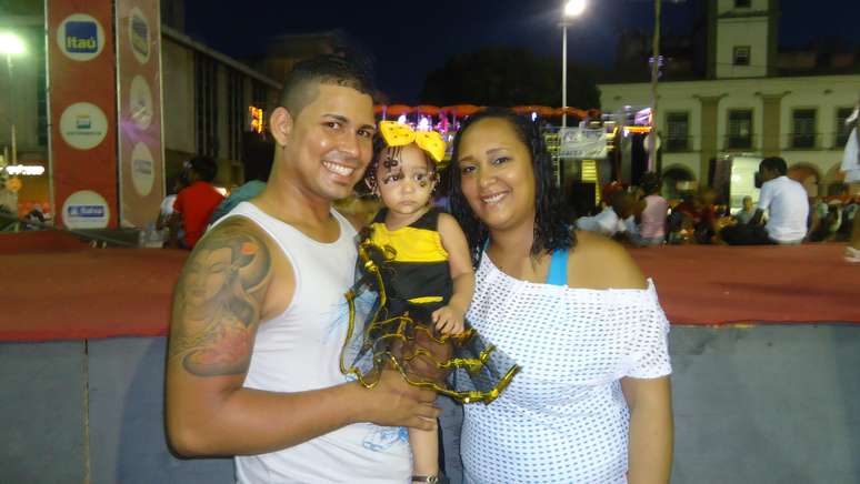 <p>A pequena J&uacute;lia Isabelle, de apenas 11 meses, conhece o Carnaval com os pais</p>