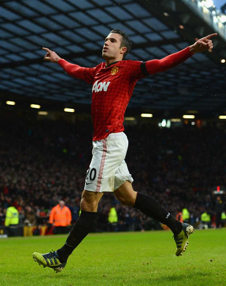 <p>Van Persie comemora de braços abertos para a torcida do Manchester</p>