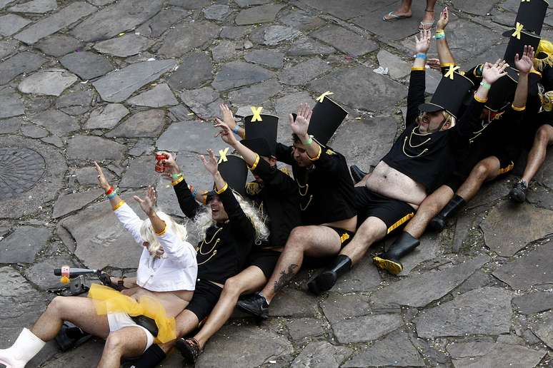 Um grupo de amigos travestidos como a apresentadora Xuxa e as Paquitas animou o Carnaval de rua da cidade histórica de Diamantina, em Minas Gerais