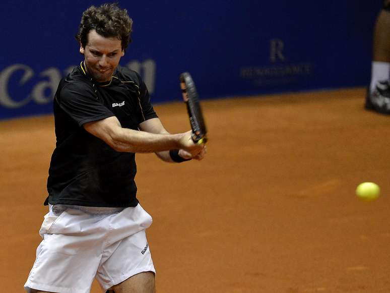 <p>Ricardo Mello se esforçou, mas perdeu para o argentino Martín Arlund por 2 sets a 0, pelo Brasil Open, nesta segunda-feira. Ele já tinha anunciado que essa seria sua última competição na carreira e, portanto, ele se despediu do tênis em São Paulo, no Ginásio do Ibirapuera</p>