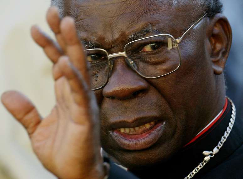 <p>O cardeal nigeriano Francis Arinze, 80 anos, é prefeito regional emérito da Congregação para o Culto Divino e a Disciplina dos Sacramentos. Também visto como um conservador em assuntos como a homossexualidade, Arinze já entrou nas apostas dos "papáveis" no Conclave de 2005, quando Bento XVI foi escolhido como papa. O clérigo nigeriano, que se converteu ao catolicismo aos nove anos, se formou doutor em Teologia em Roma, foi ordenado sacerdote em 1958 e bispo em 1965, sendo que, em 1985, João Paulo II lhe designou como cardeal.</p>