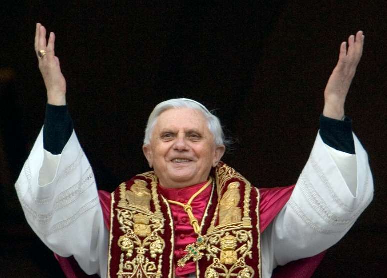 Dias depois de abençoar o caixão de João Paulo II, Ratzinger acena para a multidão pela janela da Basílica de São Pedro, agora como o Papa eleito, no dia 19 de abril de 2005