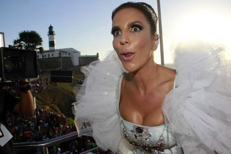 <p>Ivete Sangalo passou pelo circuito Barra-Ondina com o bloco Coruja</p>