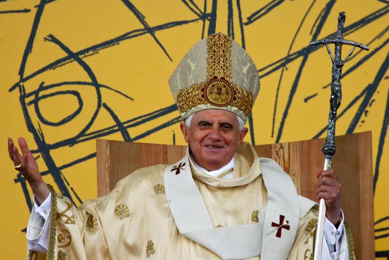 <p>Bento XVI reza missa em Aparecida (SP) durante sua única visita ao Brasil, em 13 de maio de 2007</p>