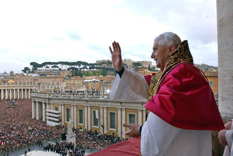Bento XVI saúda católicos pela primeira vez como Papa após Conclave, em 19 de abril de 2005