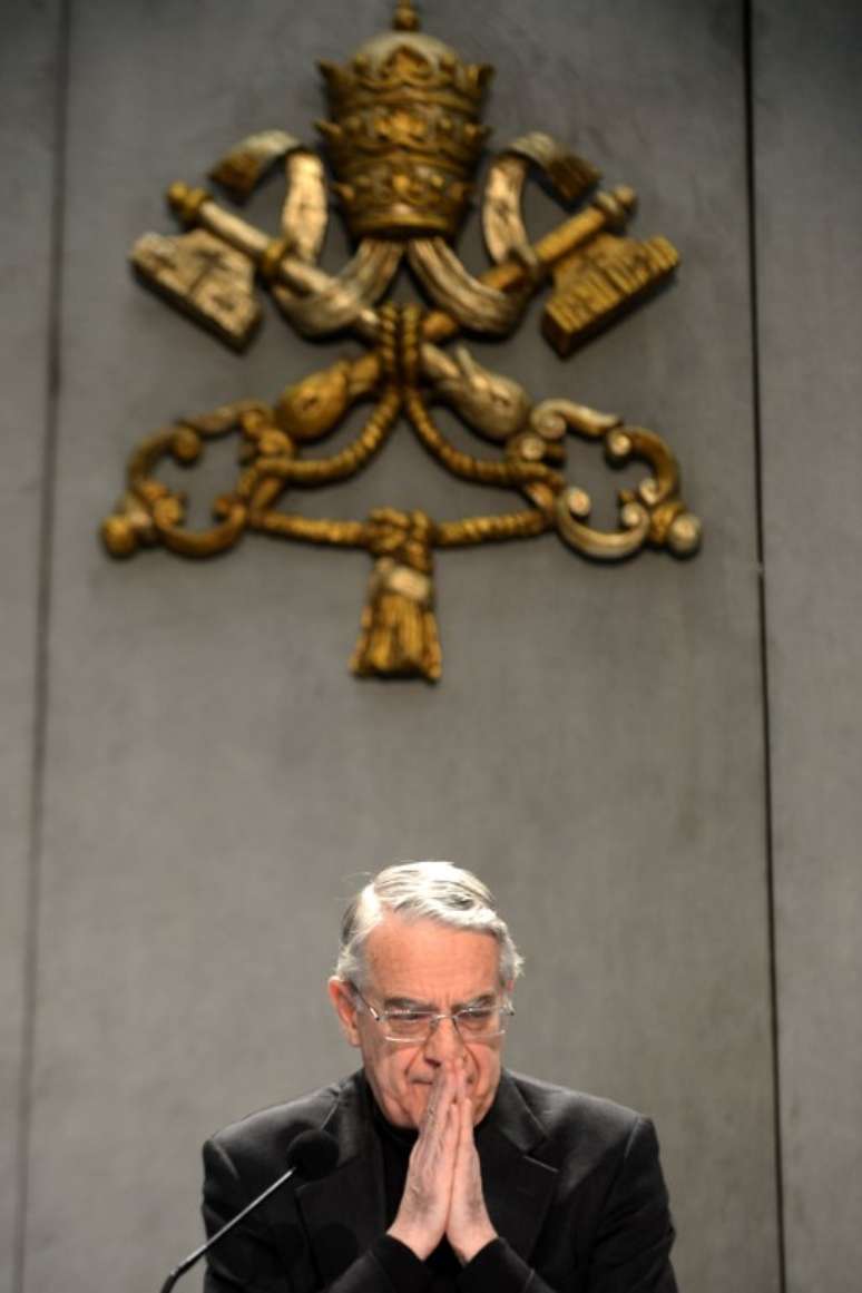 O padre Federico Lombardi, porta-voz do Vaticano, concede entrevista sobre a renúncia do papa Bento XVI