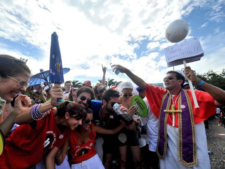 <p>O empresário Caíque Torres se fantasiou e iniciou uma "campanha" para se tornar o próximo papa</p>