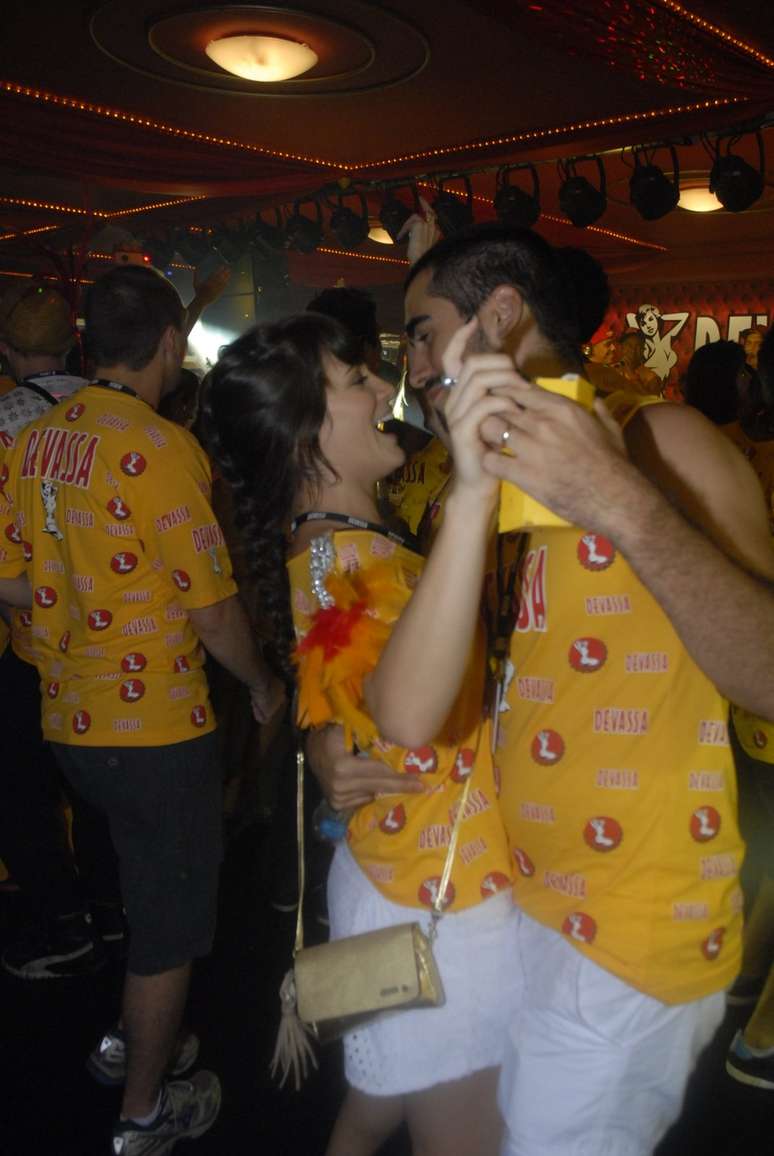 O casal Bianca Bin e Pedro Brand&atilde;o trocou muitos beijos