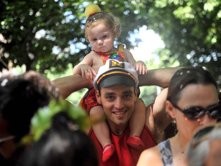 Pai carrega filha em bloco Largo do Machado Mas Não Largo do Suquinho no Rio de Janeiro