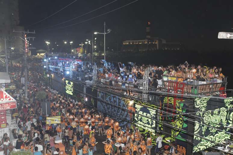 <p>No comando do Bloco Me Abra&ccedil;a, o Asa de &Aacute;guia levantou os foli&otilde;es nesta segunda-feira (11), no circuito Barra-Ondina, a bordo do Trio Drag&atilde;o - o maior trio el&eacute;trico do planeta, com 34 m de comprimento</p>