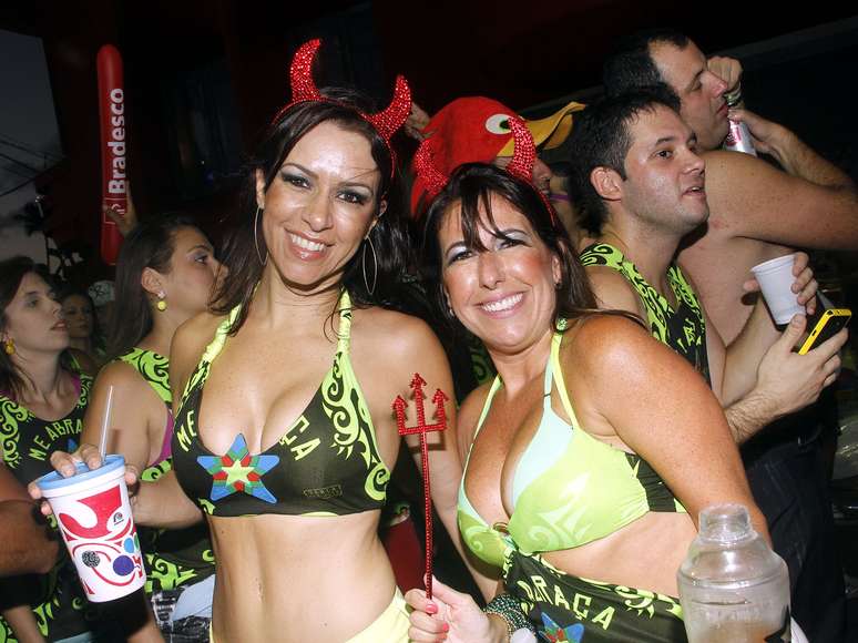 <p>Famoso por levar belas mulheres às ruas, Asa de Águia voltou ao circuito Barra-Ondina nesta terça-feira (12) para comandar o bloco Me Abraça no Carnaval de Salvador</p>