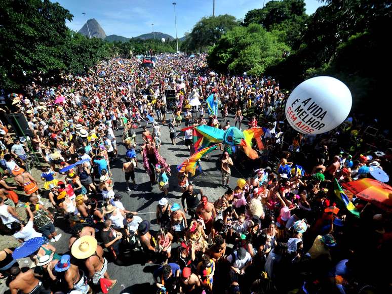 <p>O sol escaldante - alguns termômetros de rua chegaram a apontar 37 graus - judiou dos participantes da Orquestra Voadora. Mas ninguém arredou pé</p>