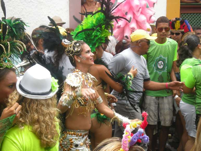 Os Patuscos saíram com a energia de 200 integrantes da bateria. Na terra do frevo e do maracatu, o samba contagiou os foliões nas ladeiras do sítio histórico de Olinda nesta terça-feira de Carnaval