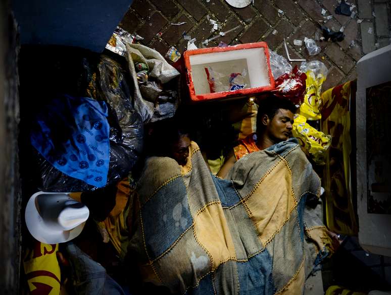 Moradores dormindo no final da madrugada  em Salvador